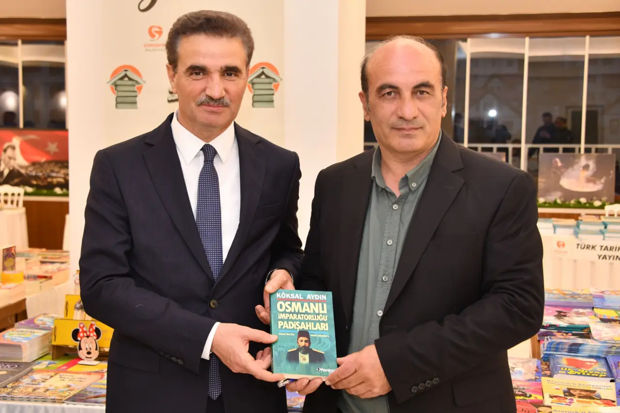 Vali Baruş Kitap Fuarı'nı ziyaret etti 12