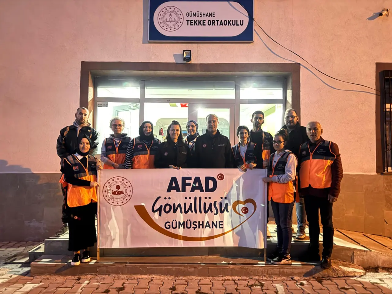 Gümüşhane'de Destek AFAD Gönüllüleri öğrenciler için sınıf boyadı 1