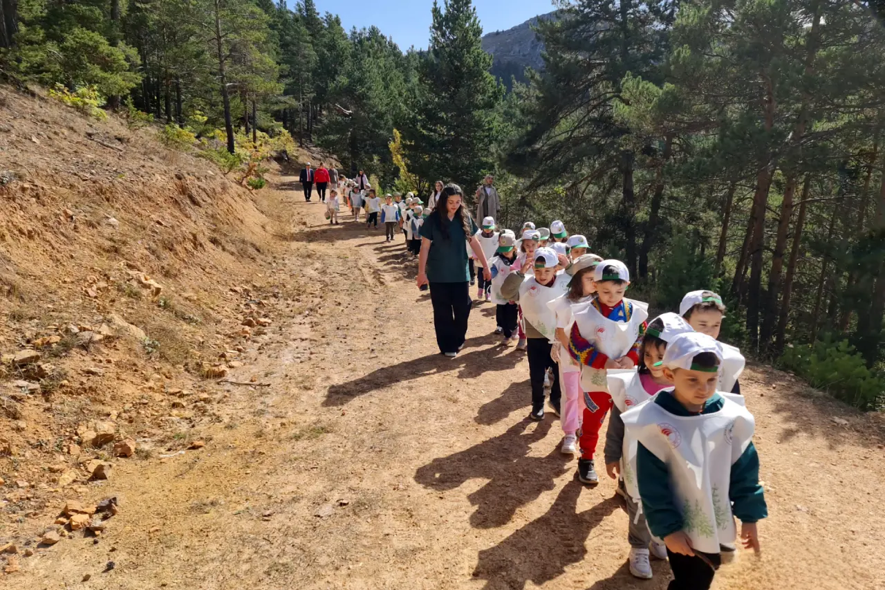Gümüşhane'de miniklerden doğa bilinci: Çöp toplama ve fidan dikimi etkinliği gerçekleşti! 15