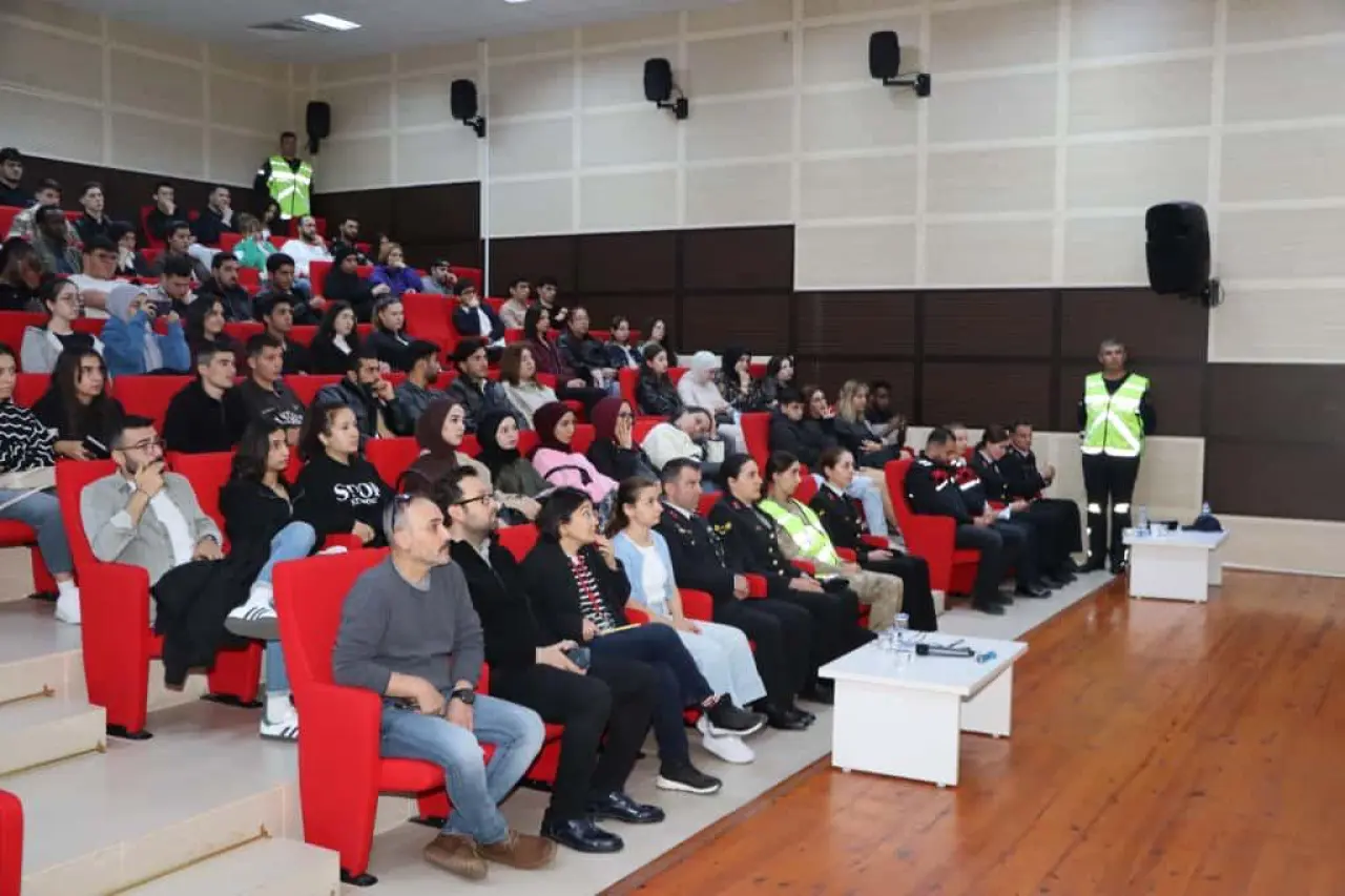 Jandarma Üniversite gençliğine suçtan korunmanın altın kurallarını anlattı 5