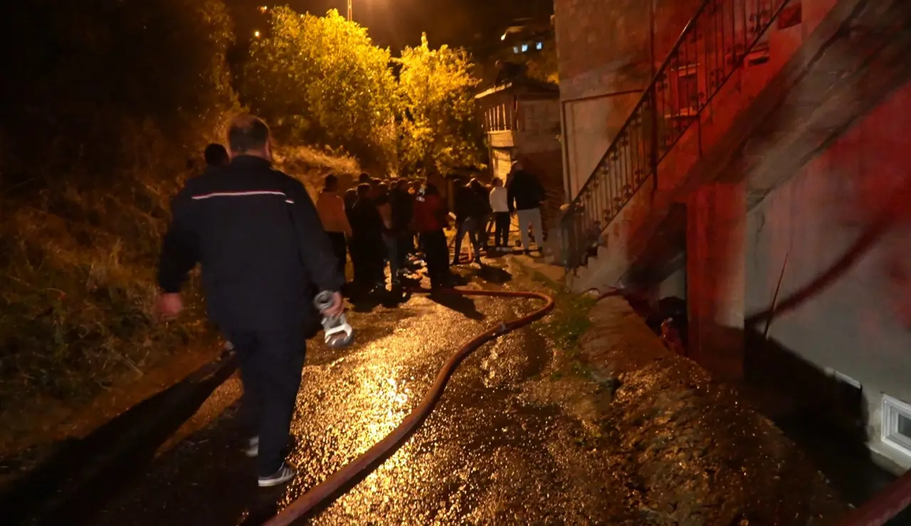 Gümüşhane’de 4 katlı binada çıkan yangın paniğe neden oldu 5