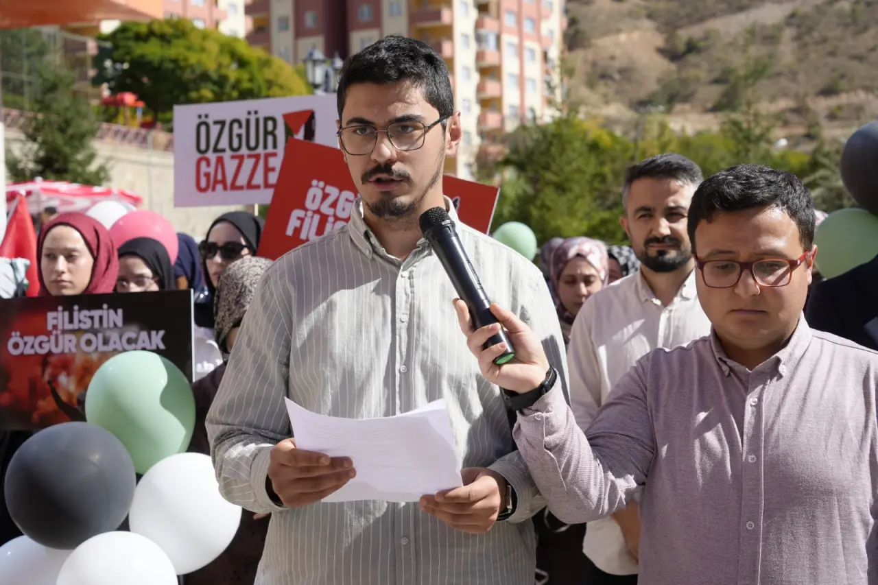 Gümüşhane’de Gazze için balonlar gökyüzüne bırakıldı 5