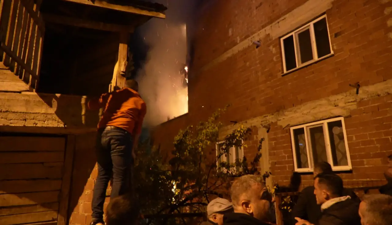 Gümüşhane’de 4 katlı binada çıkan yangın paniğe neden oldu 3