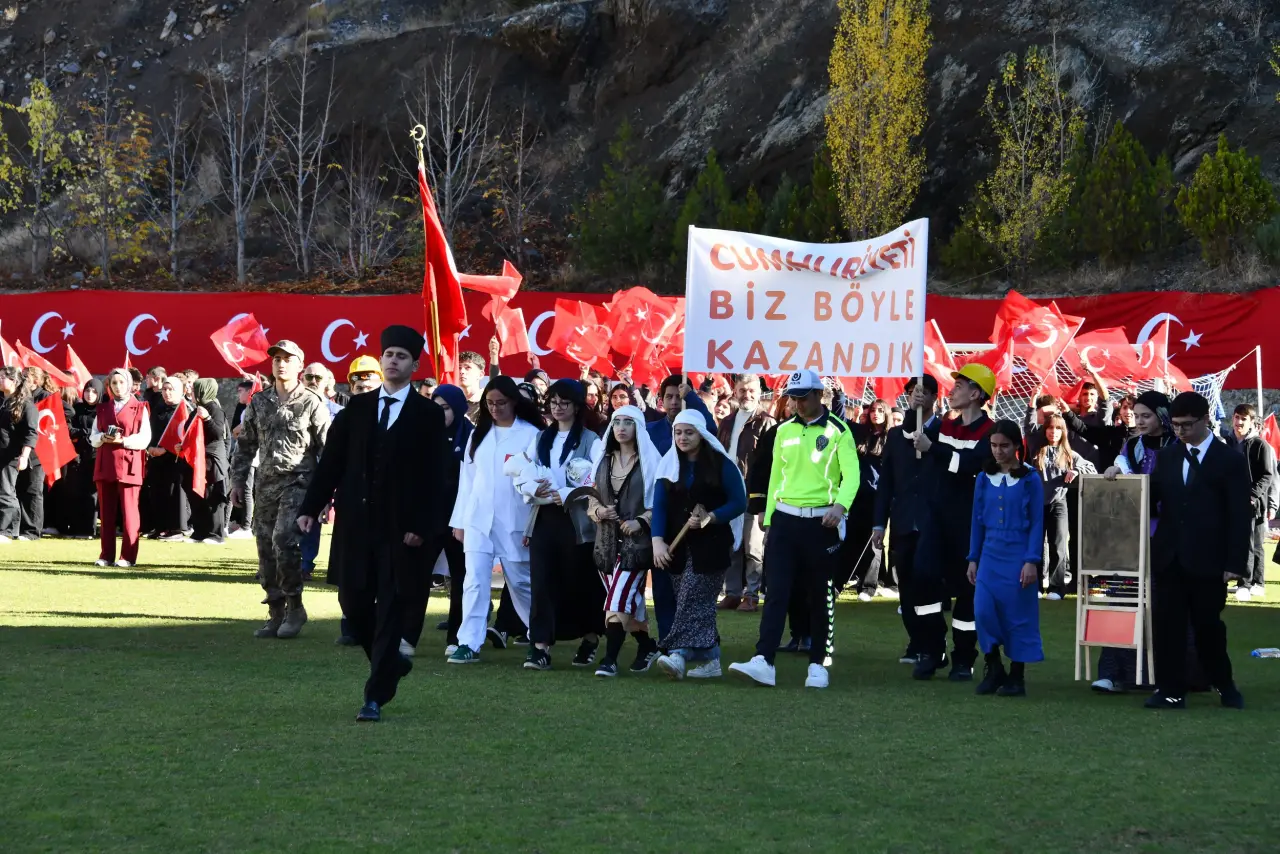Cumhuriyet’in 102. Yılı Gümüşhane’de coşkuyla kutlandı 8