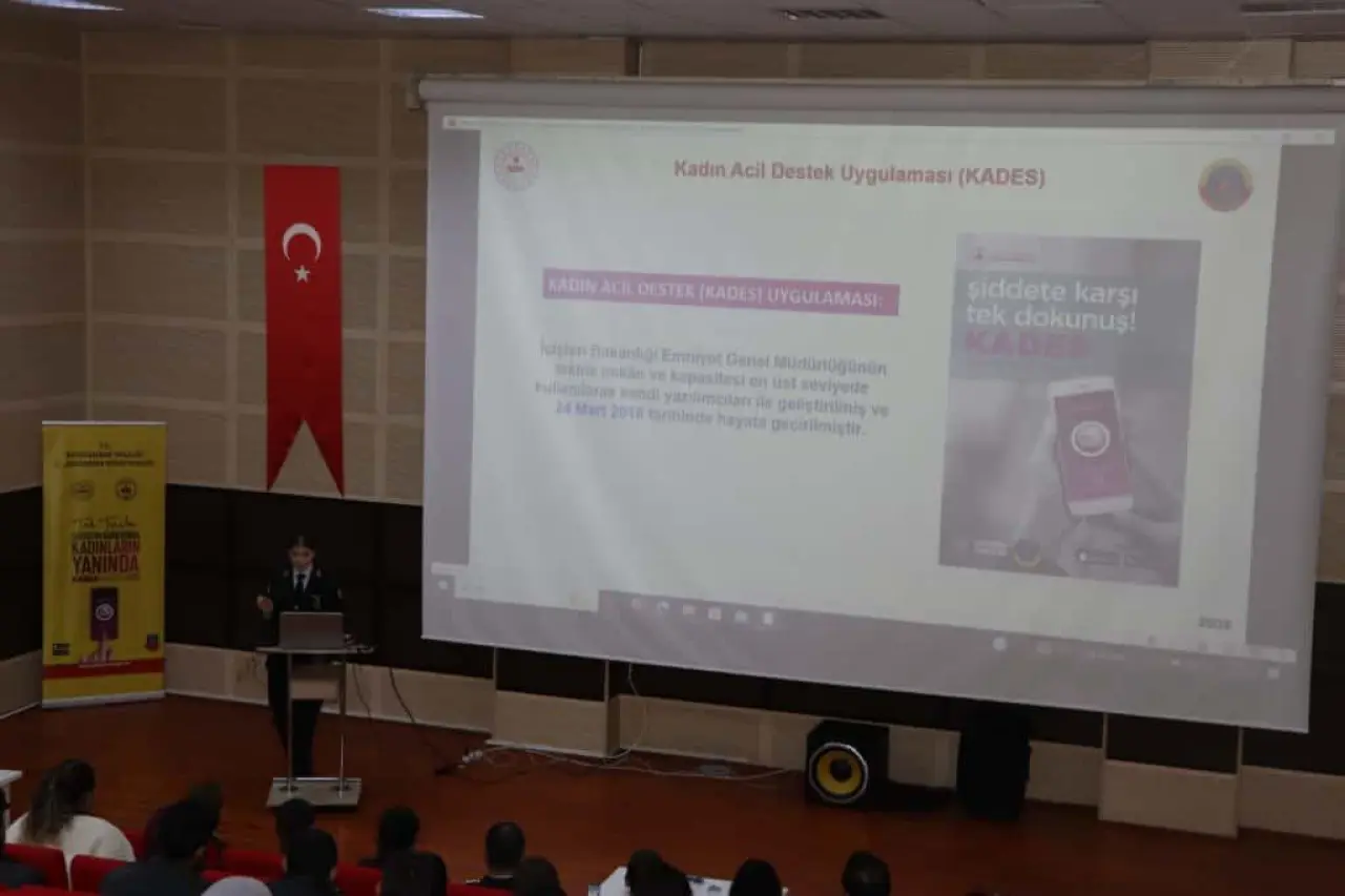 Jandarma Üniversite gençliğine suçtan korunmanın altın kurallarını anlattı 2