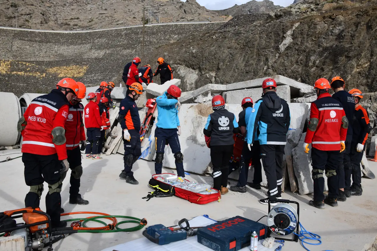 Gümüşhane'de gerçeğini aratmayan deprem tatbikatı 7