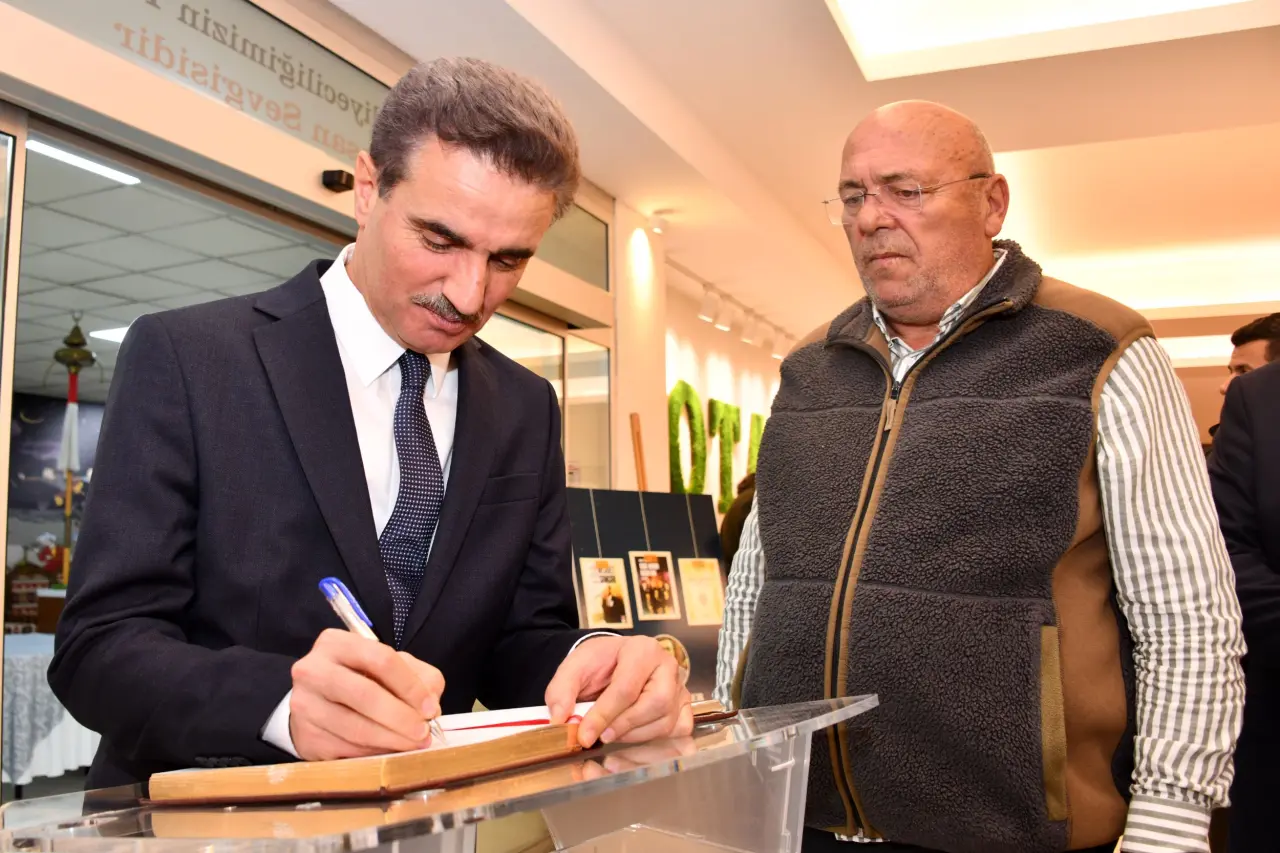 Vali Baruş Kitap Fuarı'nı ziyaret etti 17