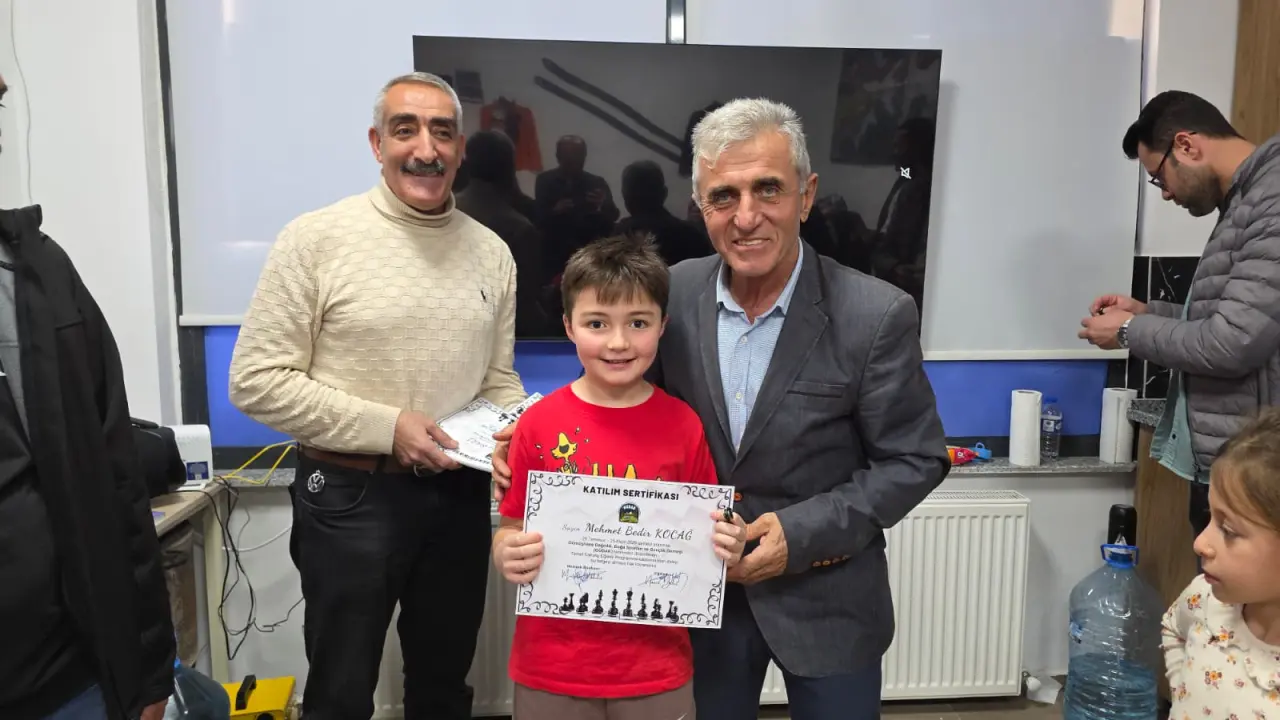GÜDAK'ın Satranç Eğitimini tamamlayan 32 kursiyere sertifikaları verildi 8