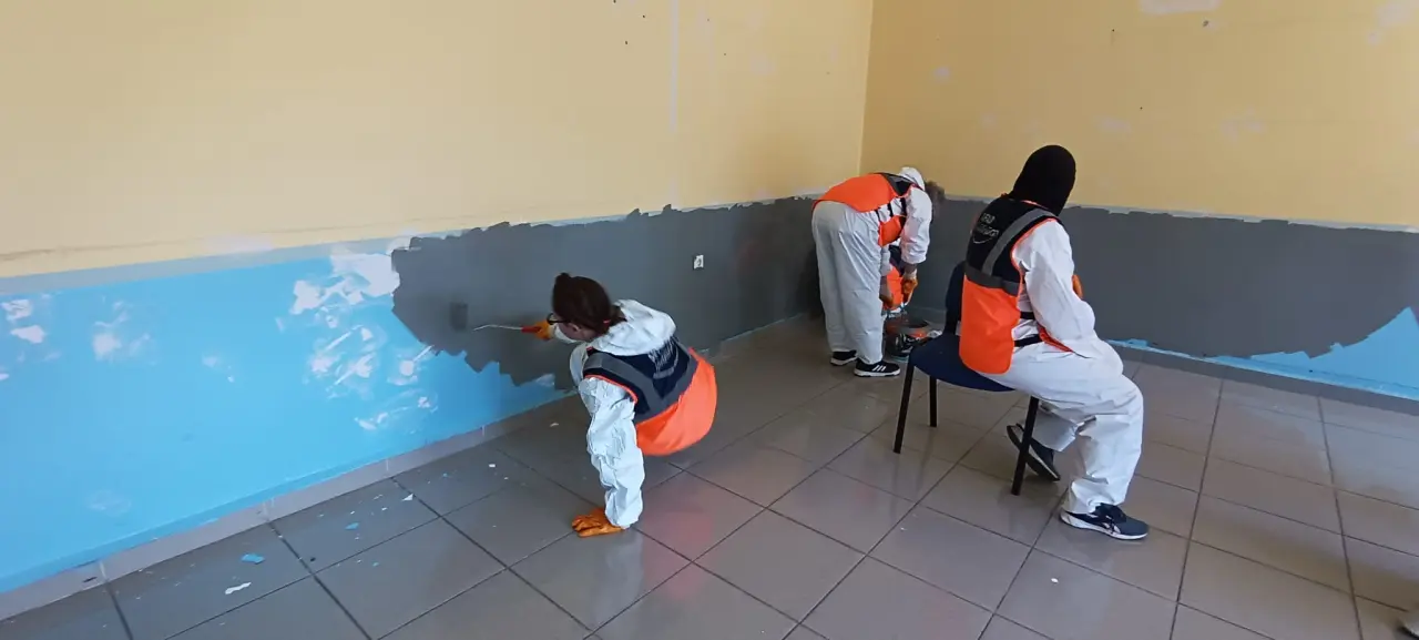 Gümüşhane'de Destek AFAD Gönüllüleri öğrenciler için sınıf boyadı 15