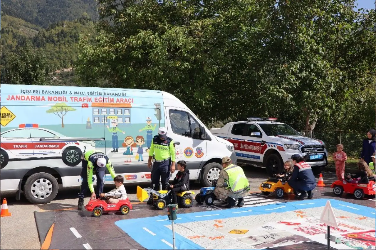 Kürtün’de öğrenciler uygulamalı trafik eğitimiyle bilinçlendi 1