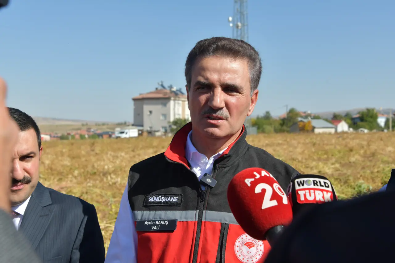 Vali Baruş, Kelkit’te traktörle fasulye hasadı yaptı 10