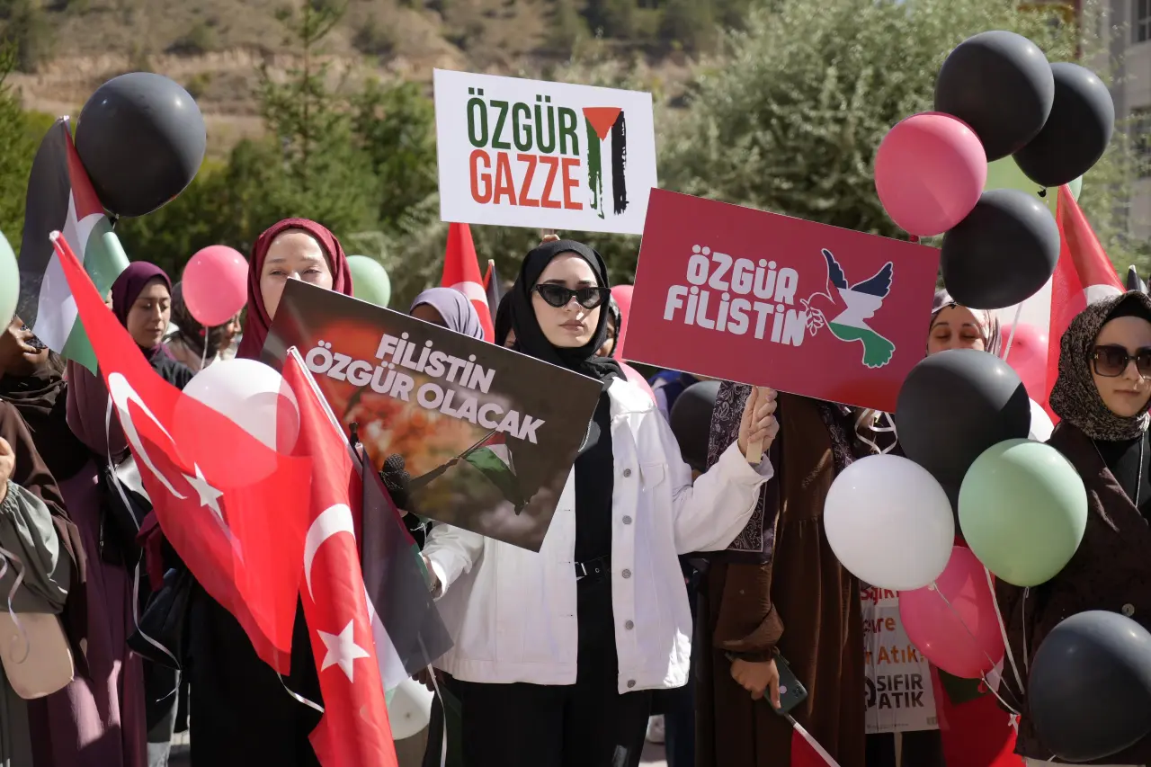 Gümüşhane’de Gazze için balonlar gökyüzüne bırakıldı 1