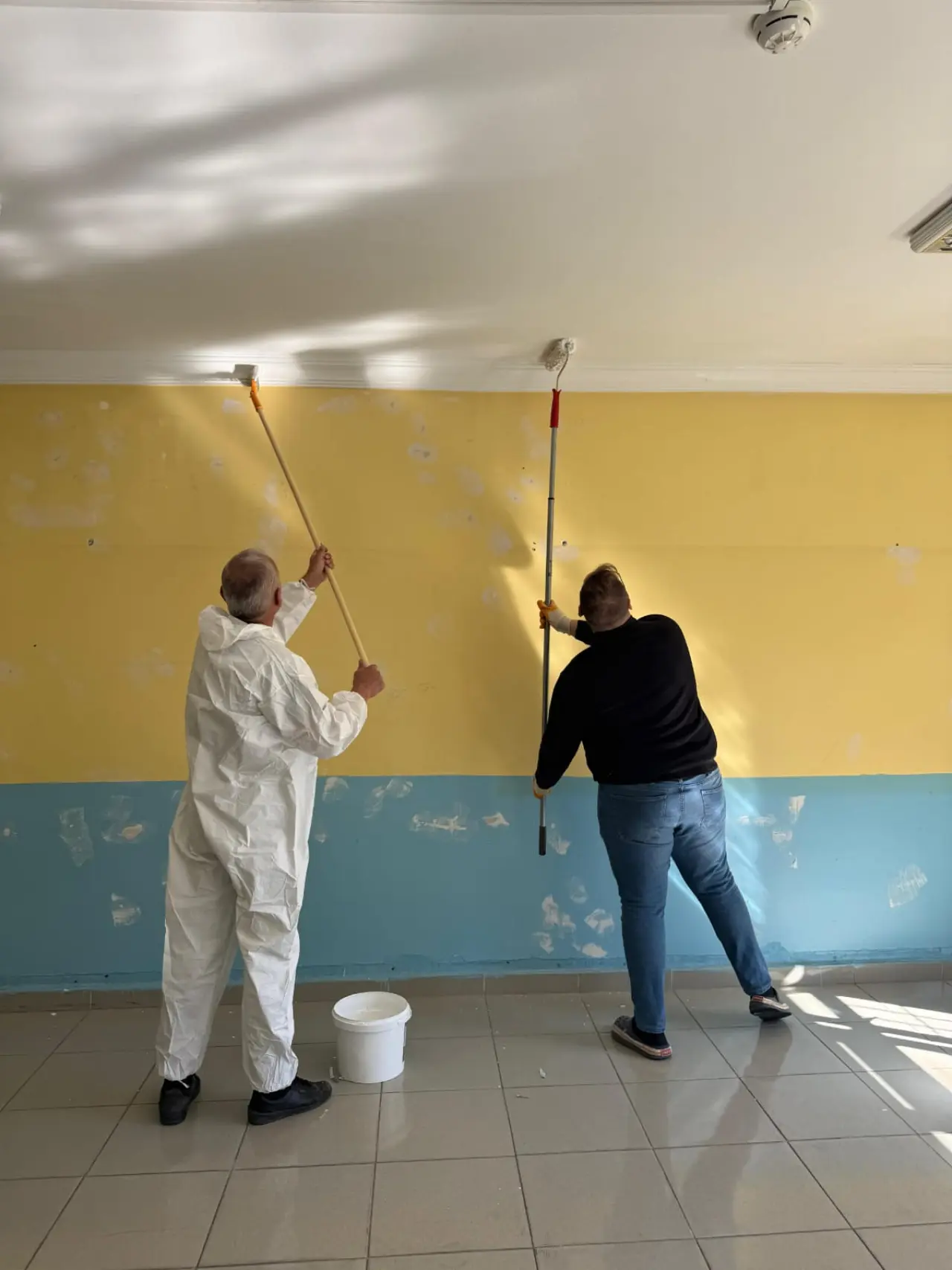 Gümüşhane'de Destek AFAD Gönüllüleri öğrenciler için sınıf boyadı 5