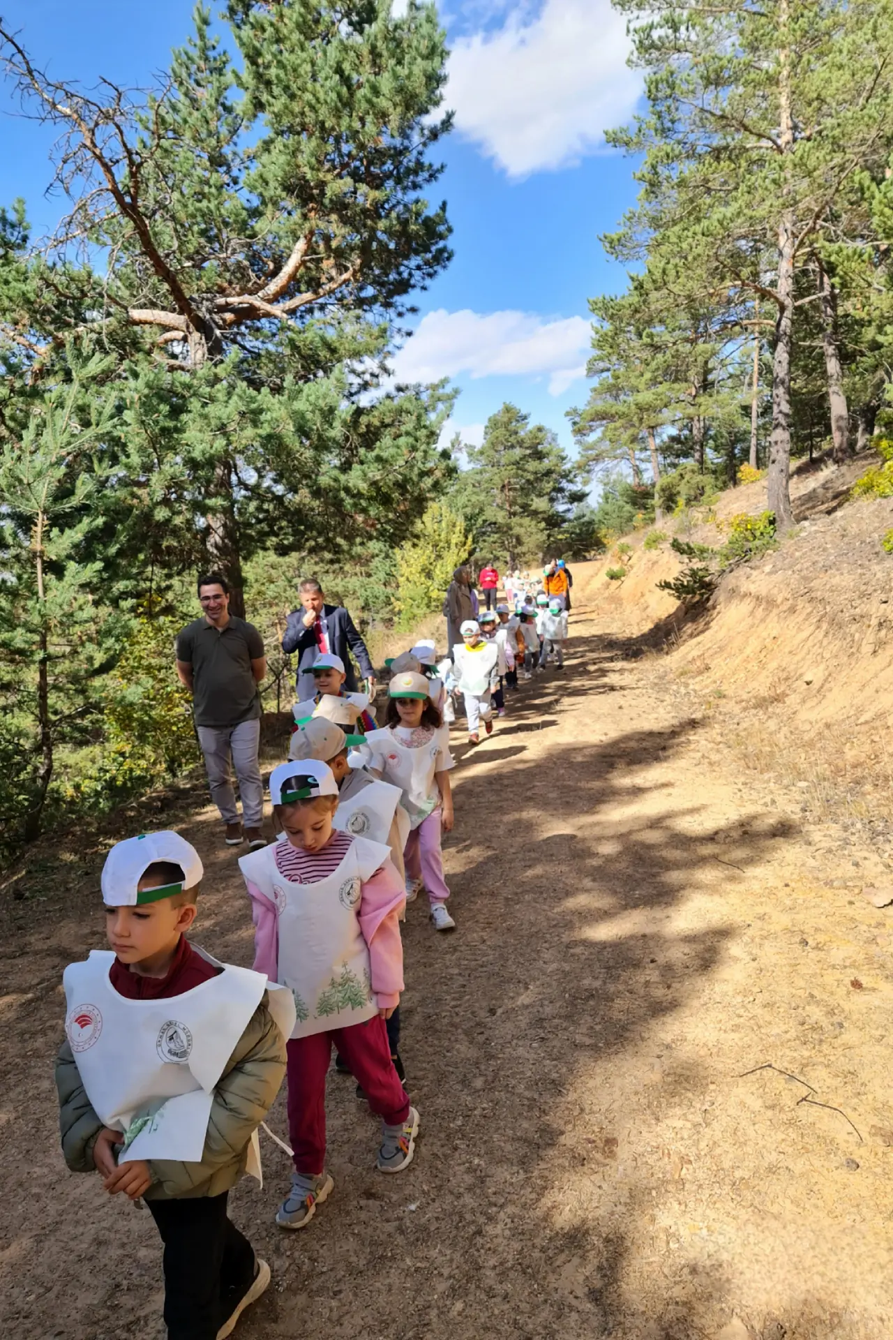 Gümüşhane'de miniklerden doğa bilinci: Çöp toplama ve fidan dikimi etkinliği gerçekleşti! 8