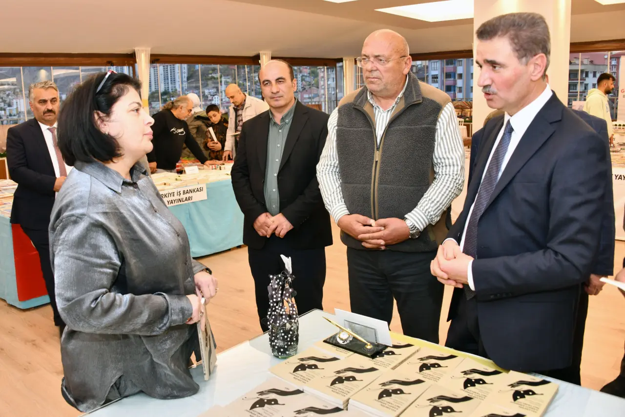 Vali Baruş Kitap Fuarı'nı ziyaret etti 5