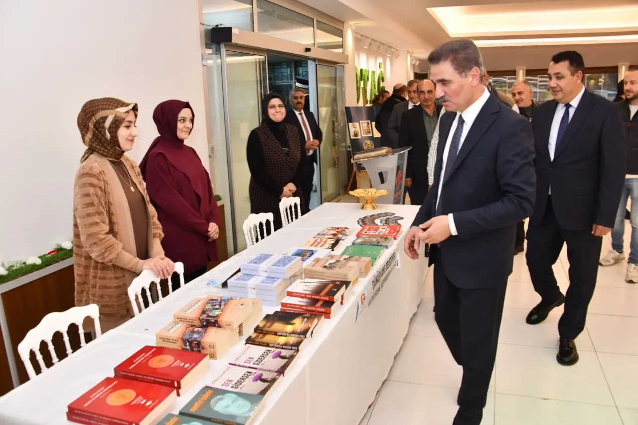 Vali Baruş Kitap Fuarı'nı ziyaret etti 3