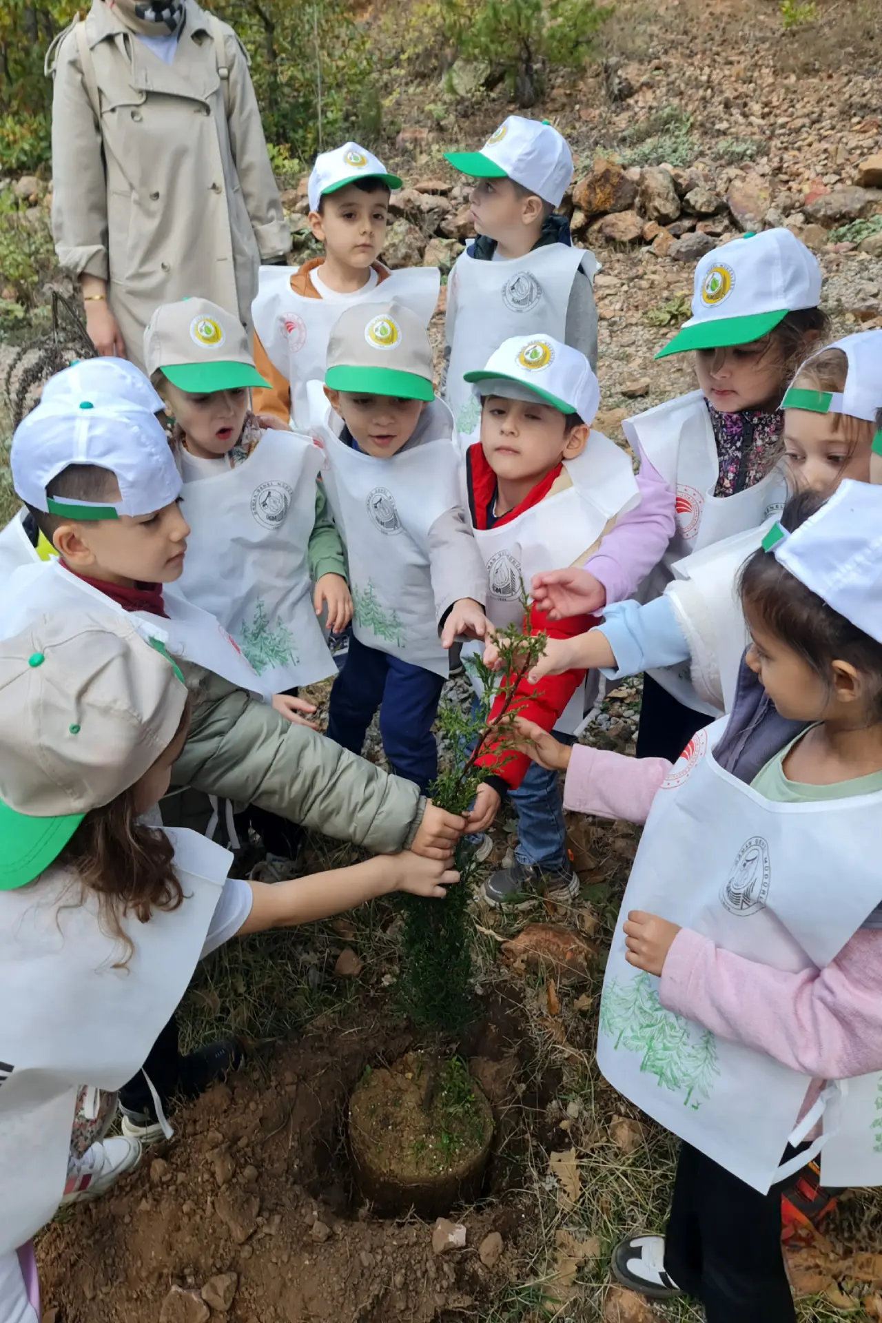 Gümüşhane'de miniklerden doğa bilinci: Çöp toplama ve fidan dikimi etkinliği gerçekleşti! 16