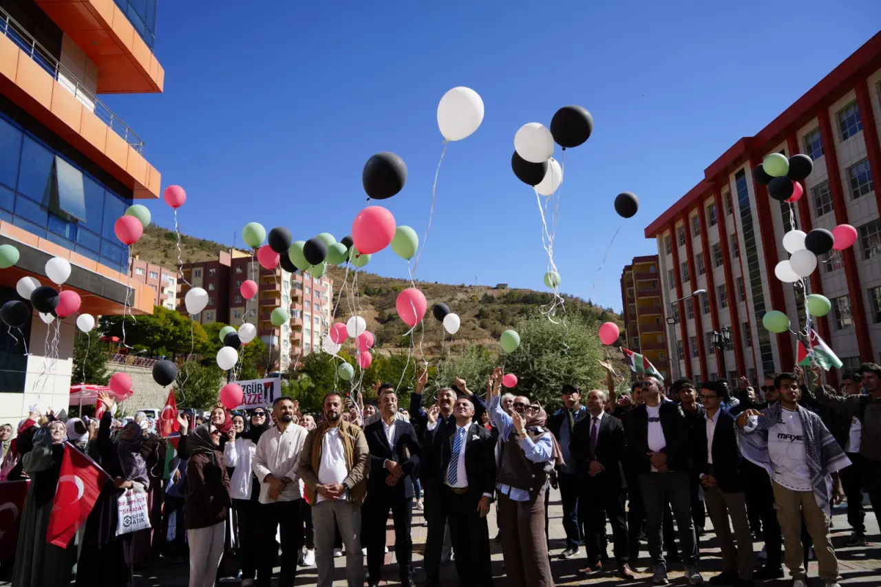 Gümüşhane’de Gazze için balonlar gökyüzüne bırakıldı 6