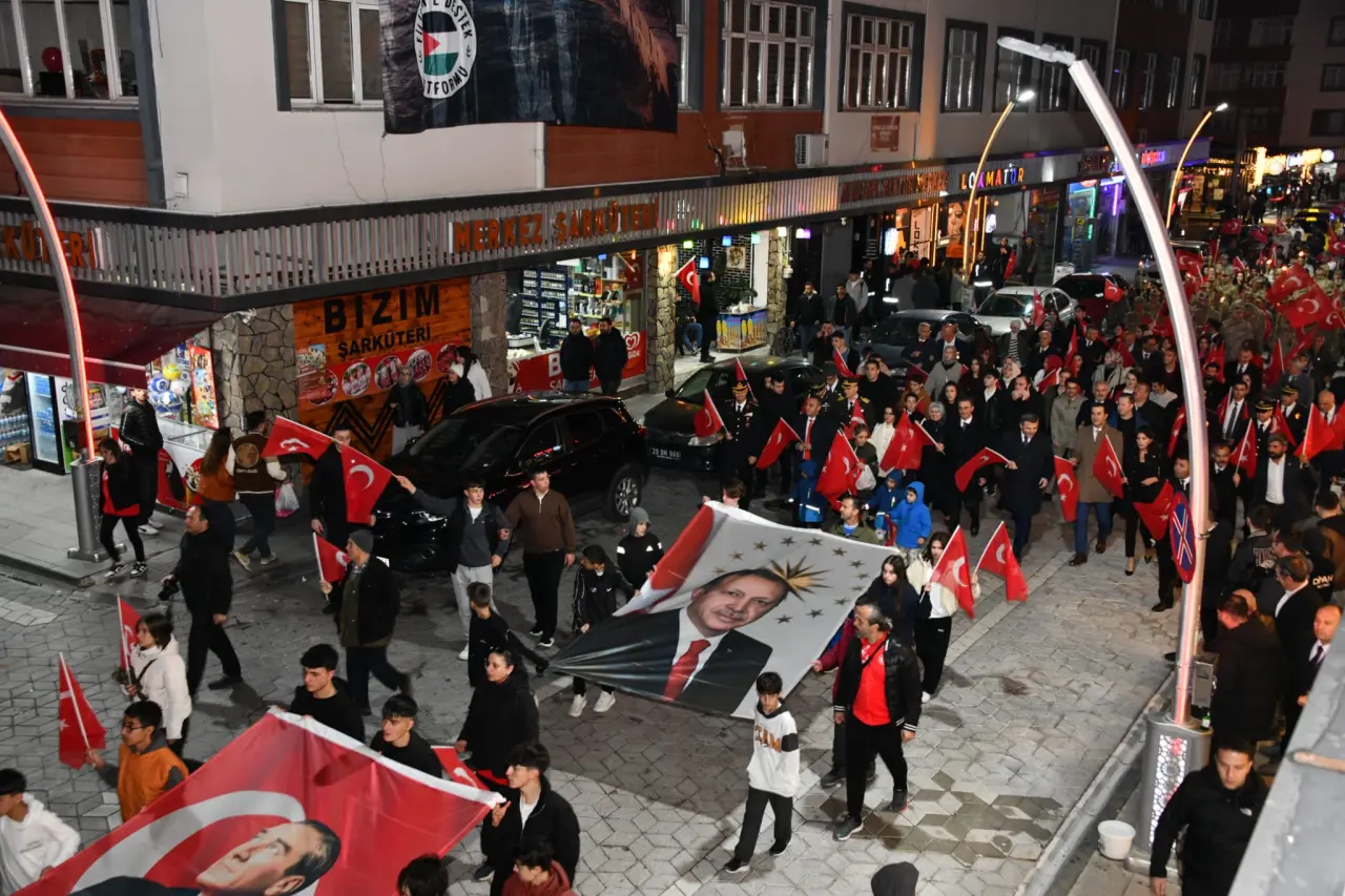 Gümüşhane'de Cumhuriyetin 102. yılında fener alayı ve kabul töreni düzenlendi 1