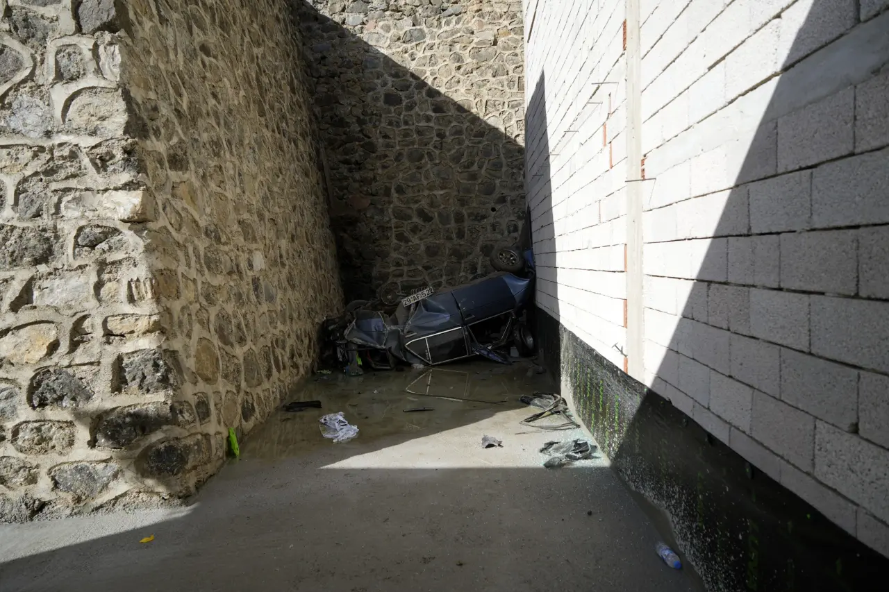 Otomobil 15 metrelik uçurumdan düştü: Sürücü yaralı kurtuldu 1