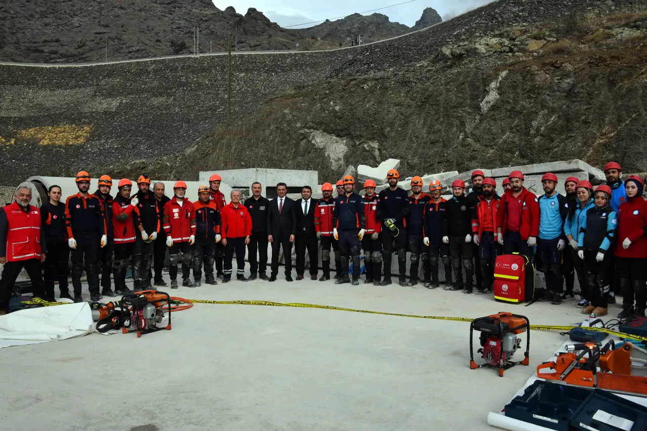 Gümüşhane'de gerçeğini aratmayan deprem tatbikatı 10