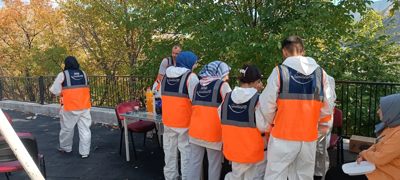 Gümüşhane'de Destek AFAD Gönüllüleri öğrenciler için sınıf boyadı 14