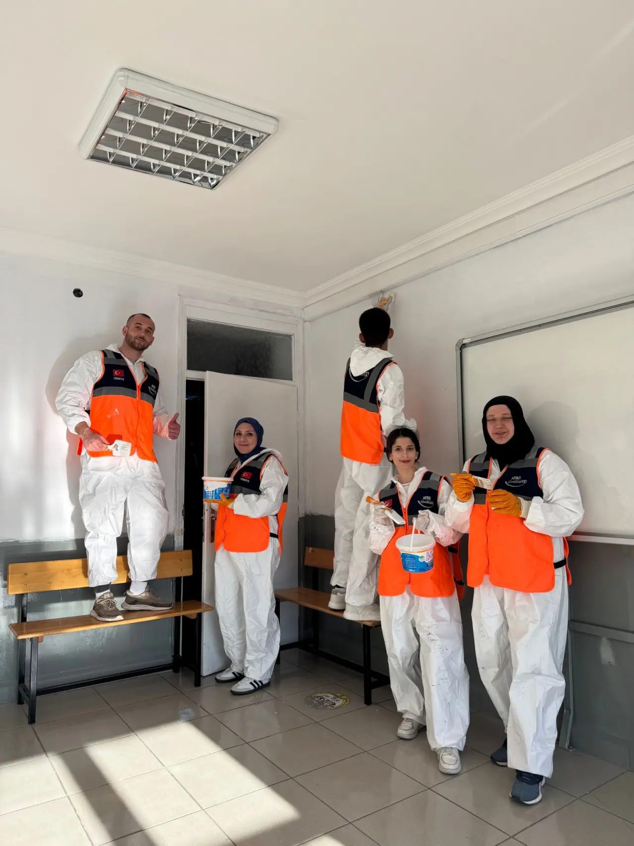 Gümüşhane'de Destek AFAD Gönüllüleri öğrenciler için sınıf boyadı 4