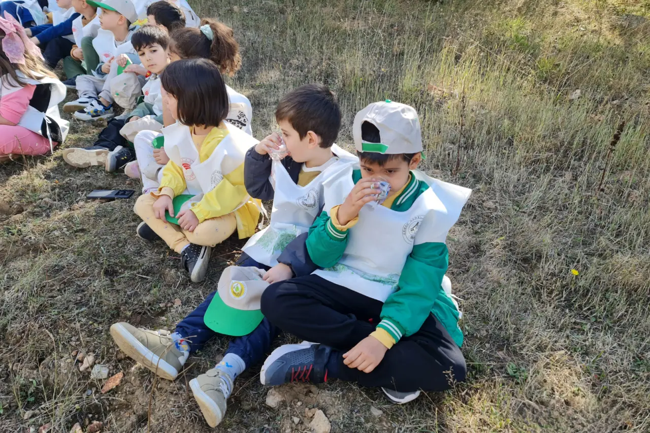 Gümüşhane'de miniklerden doğa bilinci: Çöp toplama ve fidan dikimi etkinliği gerçekleşti! 13