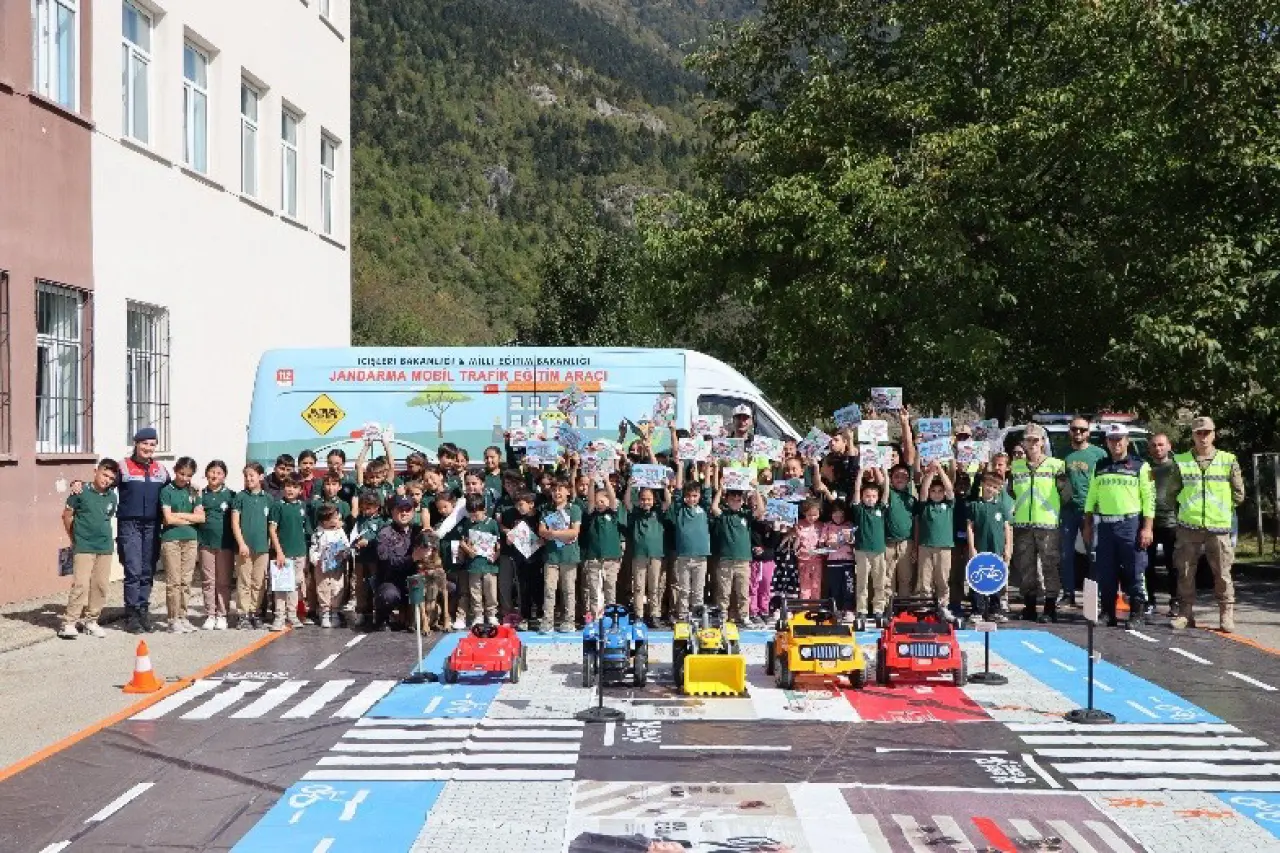 Kürtün’de öğrenciler uygulamalı trafik eğitimiyle bilinçlendi 9
