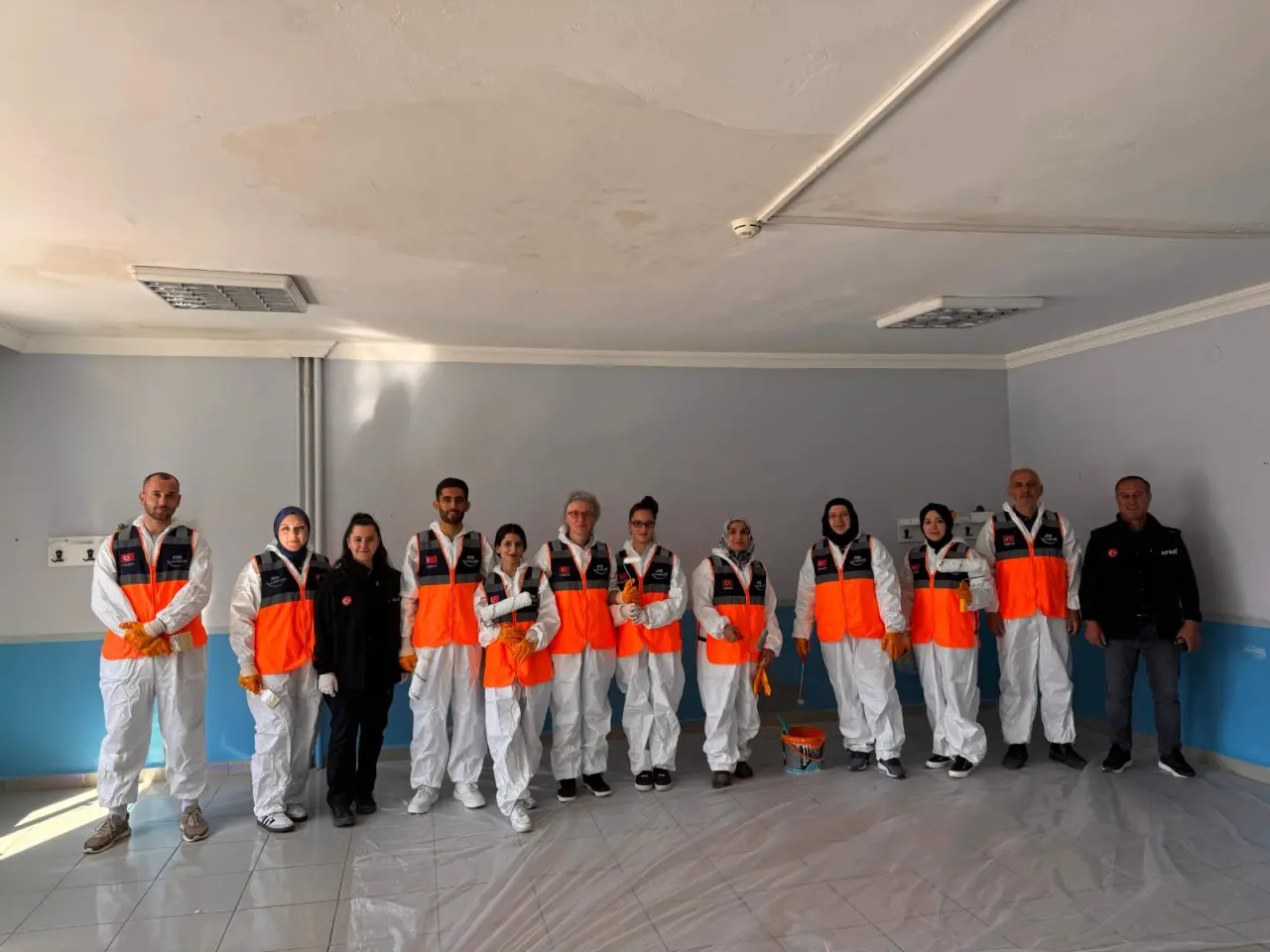 Gümüşhane'de Destek AFAD Gönüllüleri öğrenciler için sınıf boyadı 2