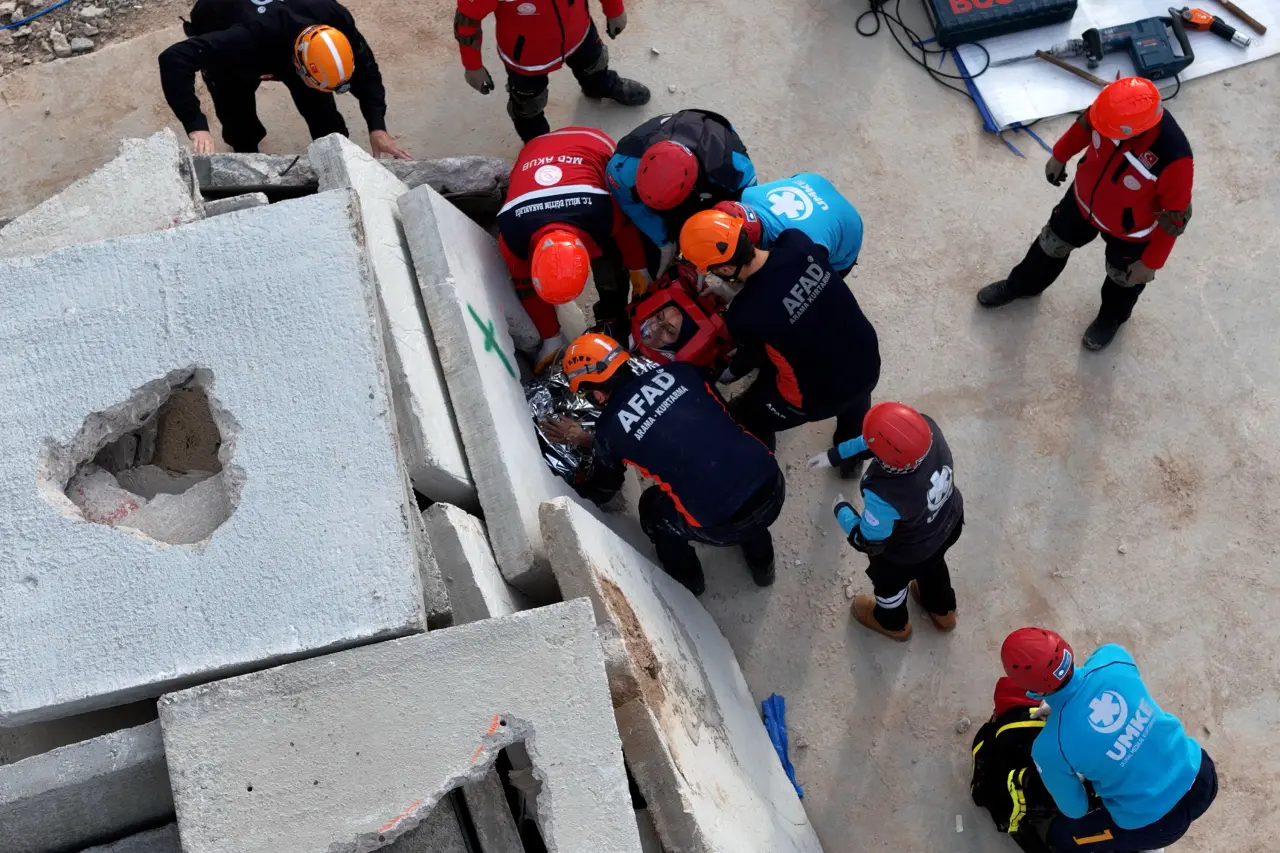 Gümüşhane'de gerçeğini aratmayan deprem tatbikatı 12