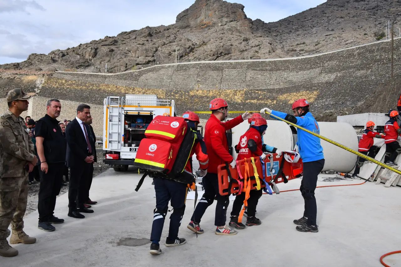 Gümüşhane'de gerçeğini aratmayan deprem tatbikatı 6