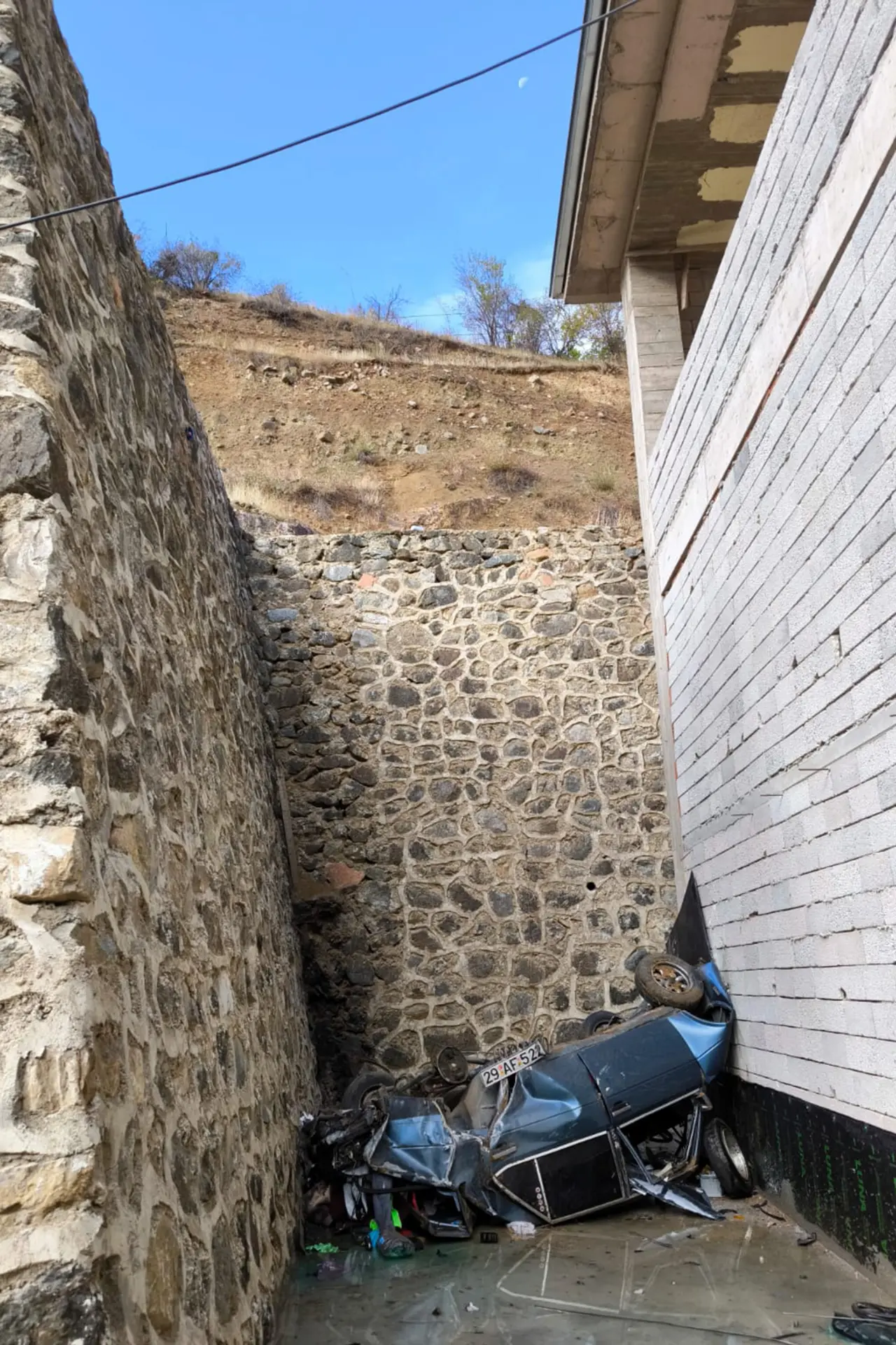 Otomobil 15 metrelik uçurumdan düştü: Sürücü yaralı kurtuldu 5