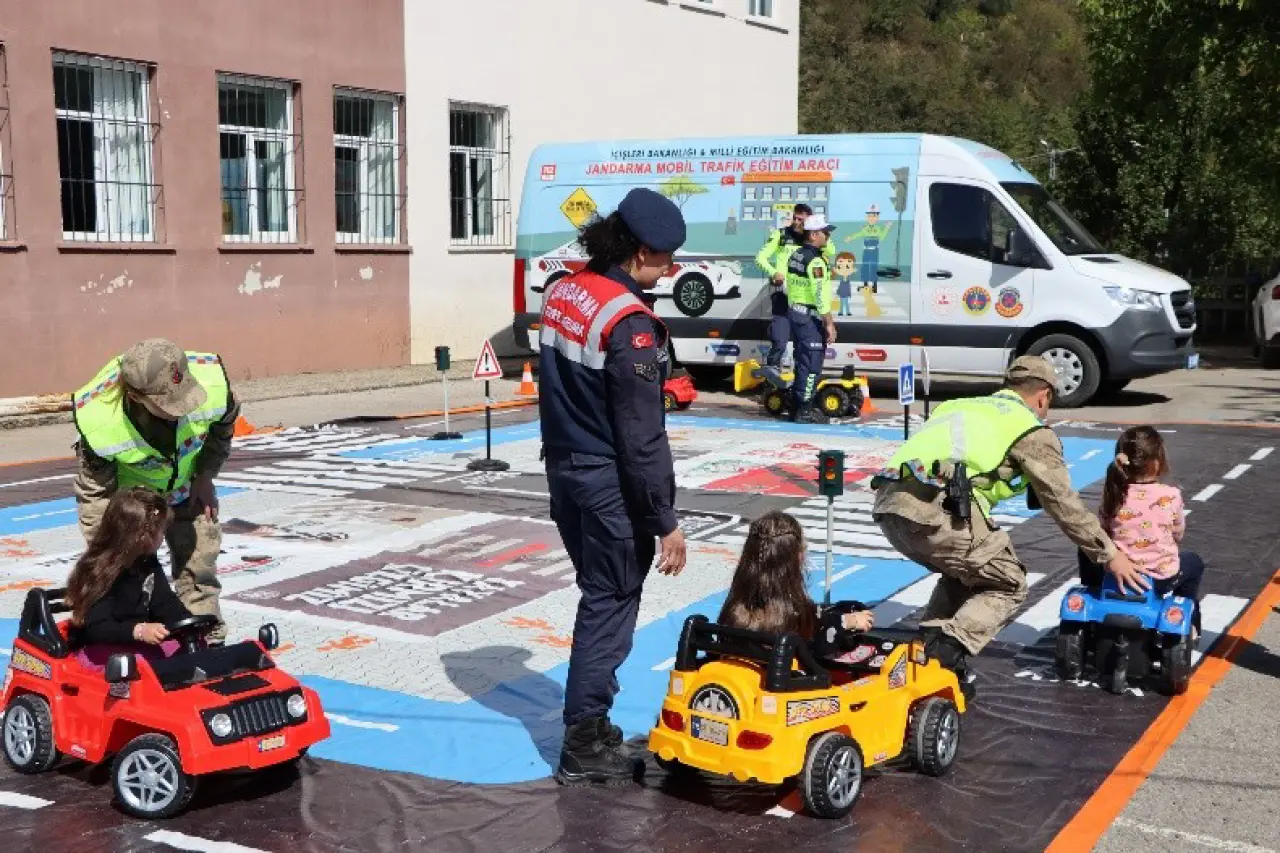 Kürtün’de öğrenciler uygulamalı trafik eğitimiyle bilinçlendi 3