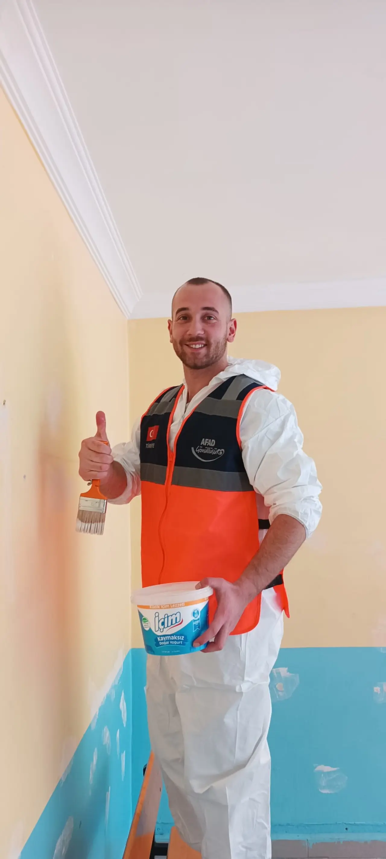 Gümüşhane'de Destek AFAD Gönüllüleri öğrenciler için sınıf boyadı 16