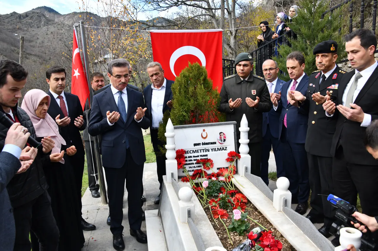 Şehit Öğretmen Necmettin Yılmaz Öğretmenler Gününde kabri başında anıldı 19