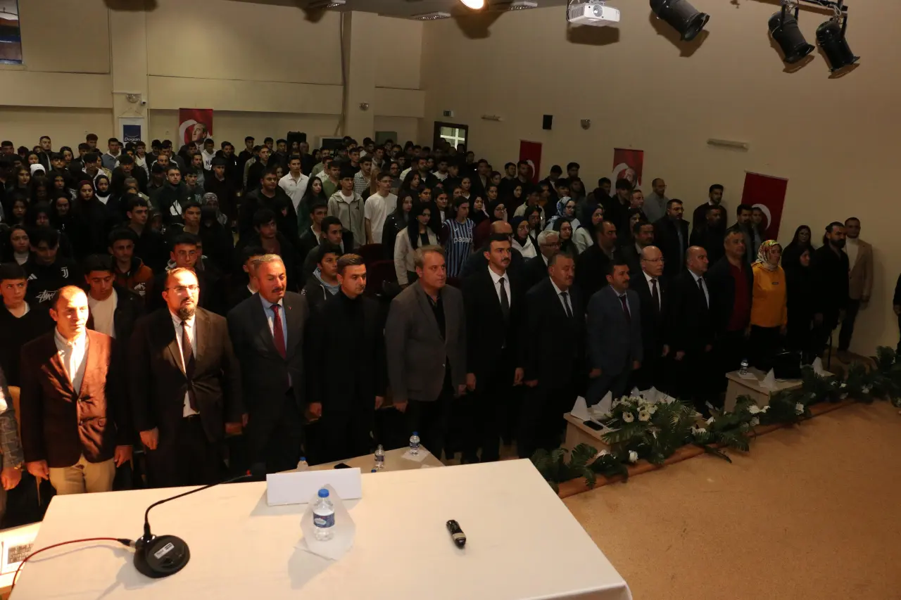 Kelkit’te “Gençlik Çağında Bilgi ve Gelecek Planlaması” konferansı 4