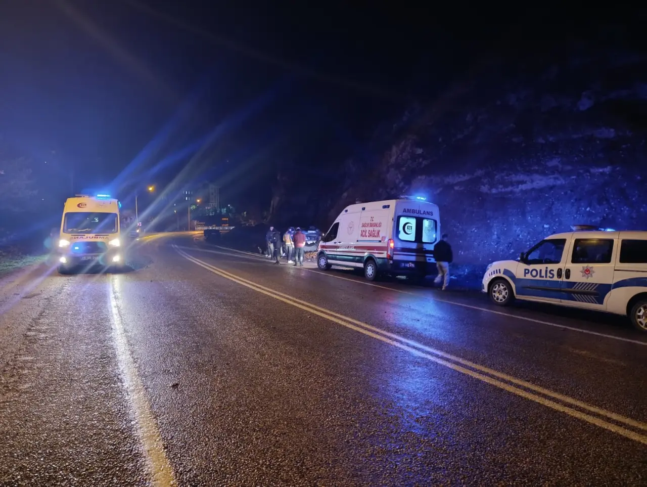Gümüşhane'de yoldaki kaya parçaları kazaya neden oldu: 2 yaralı 4