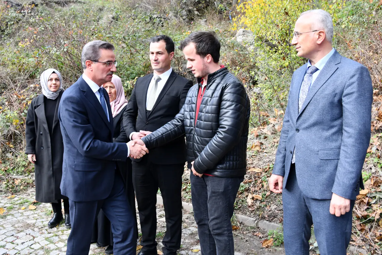 Şehit Öğretmen Necmettin Yılmaz Öğretmenler Gününde kabri başında anıldı 15