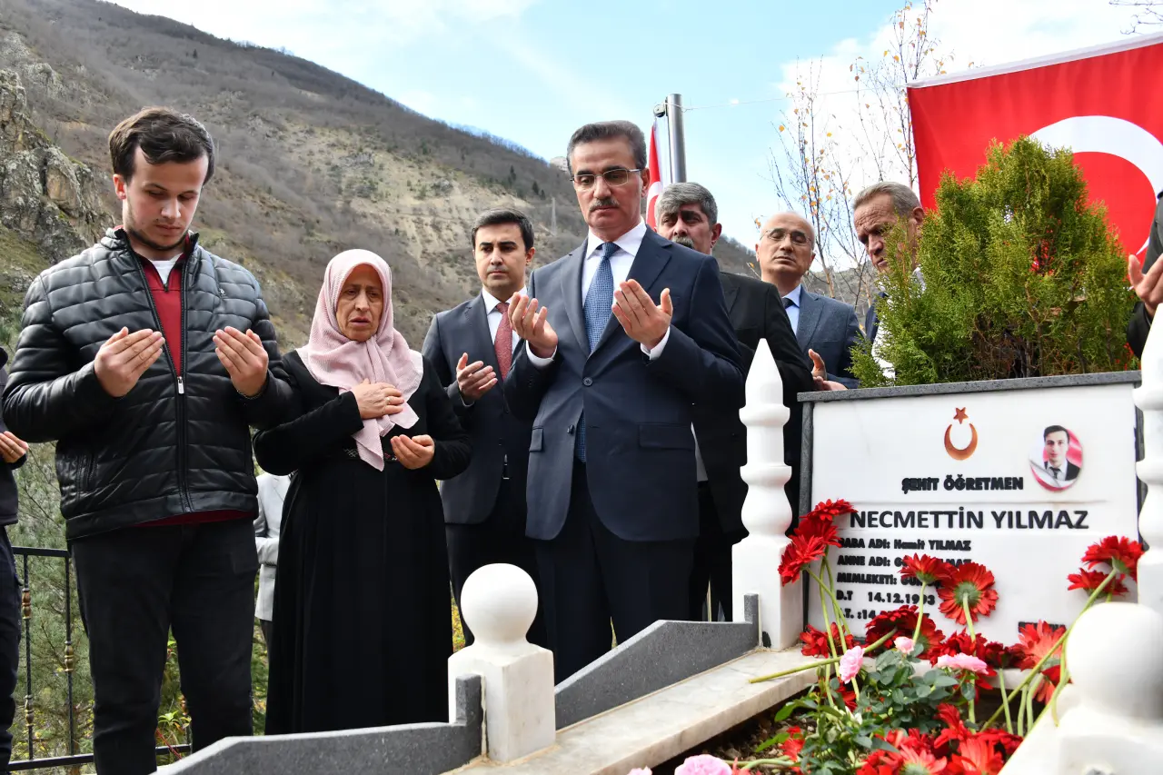 Şehit Öğretmen Necmettin Yılmaz Öğretmenler Gününde kabri başında anıldı 7
