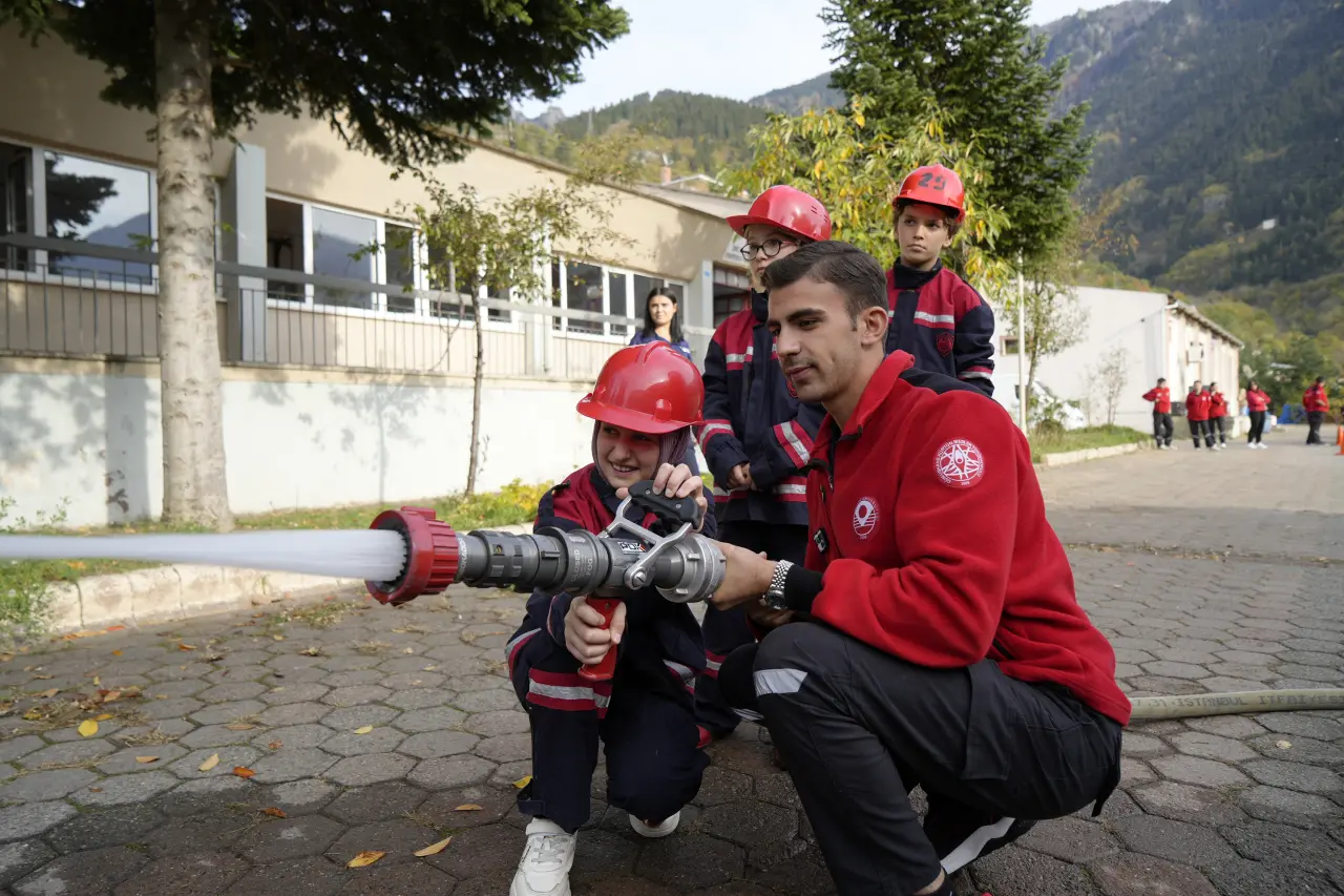 Gümüşhane’de ‘Gençlik İtfaiyesi’ projesiyle afet bilinci temelden kazandırılıyor 7