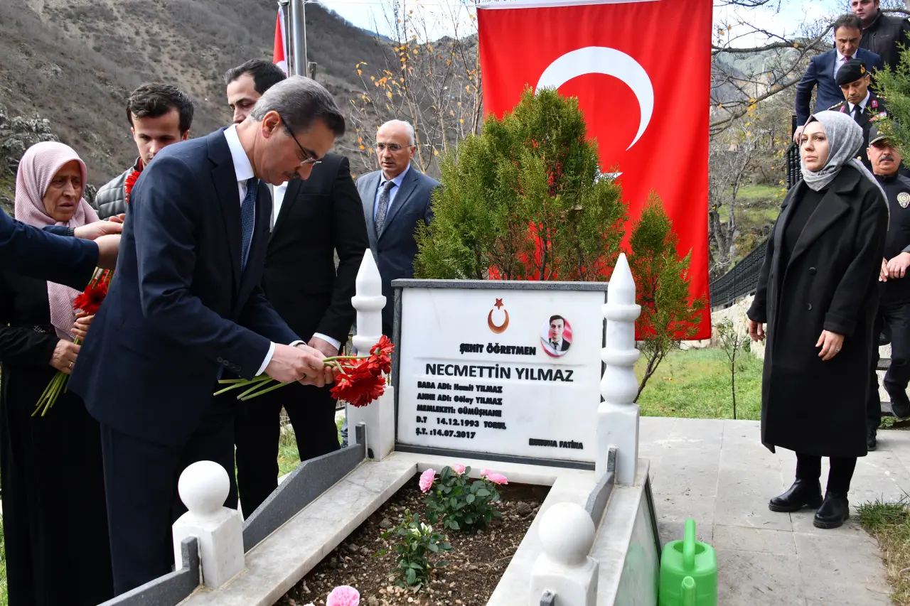 Şehit Öğretmen Necmettin Yılmaz Öğretmenler Gününde kabri başında anıldı 17
