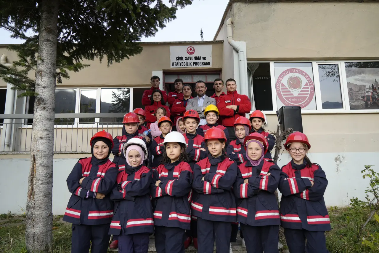 Gümüşhane’de ‘Gençlik İtfaiyesi’ projesiyle afet bilinci temelden kazandırılıyor 9
