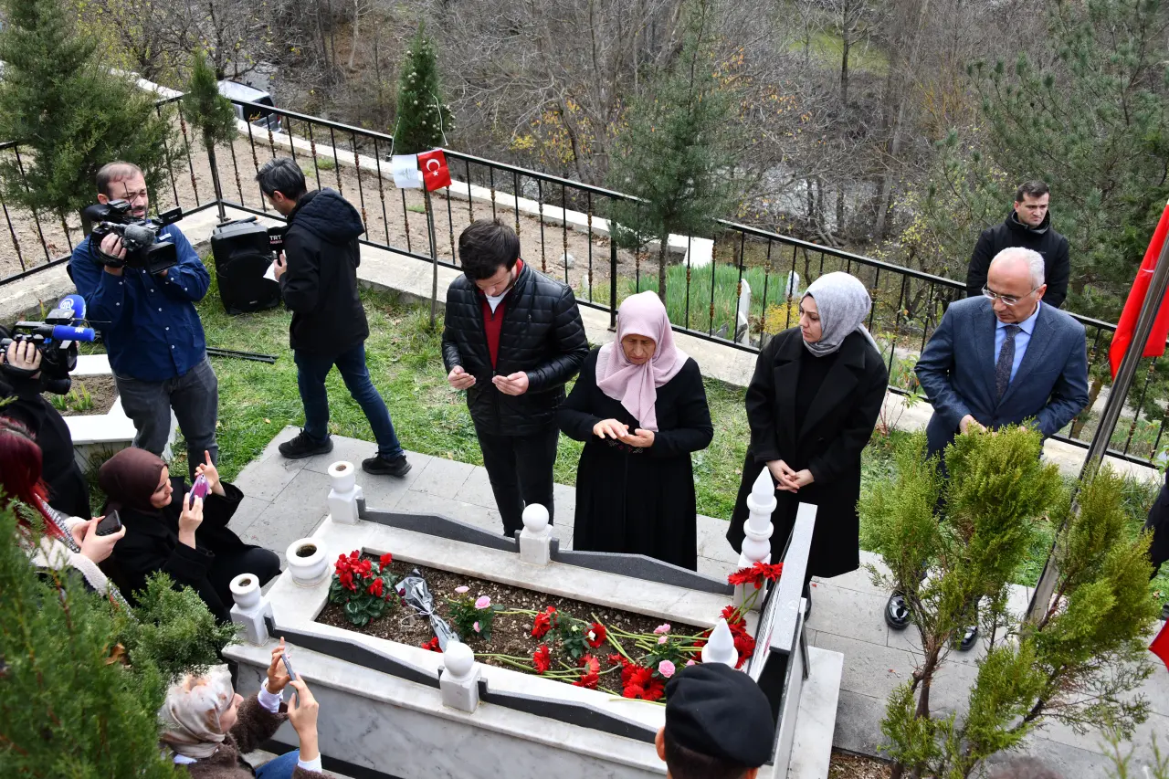 Şehit Öğretmen Necmettin Yılmaz Öğretmenler Gününde kabri başında anıldı 4