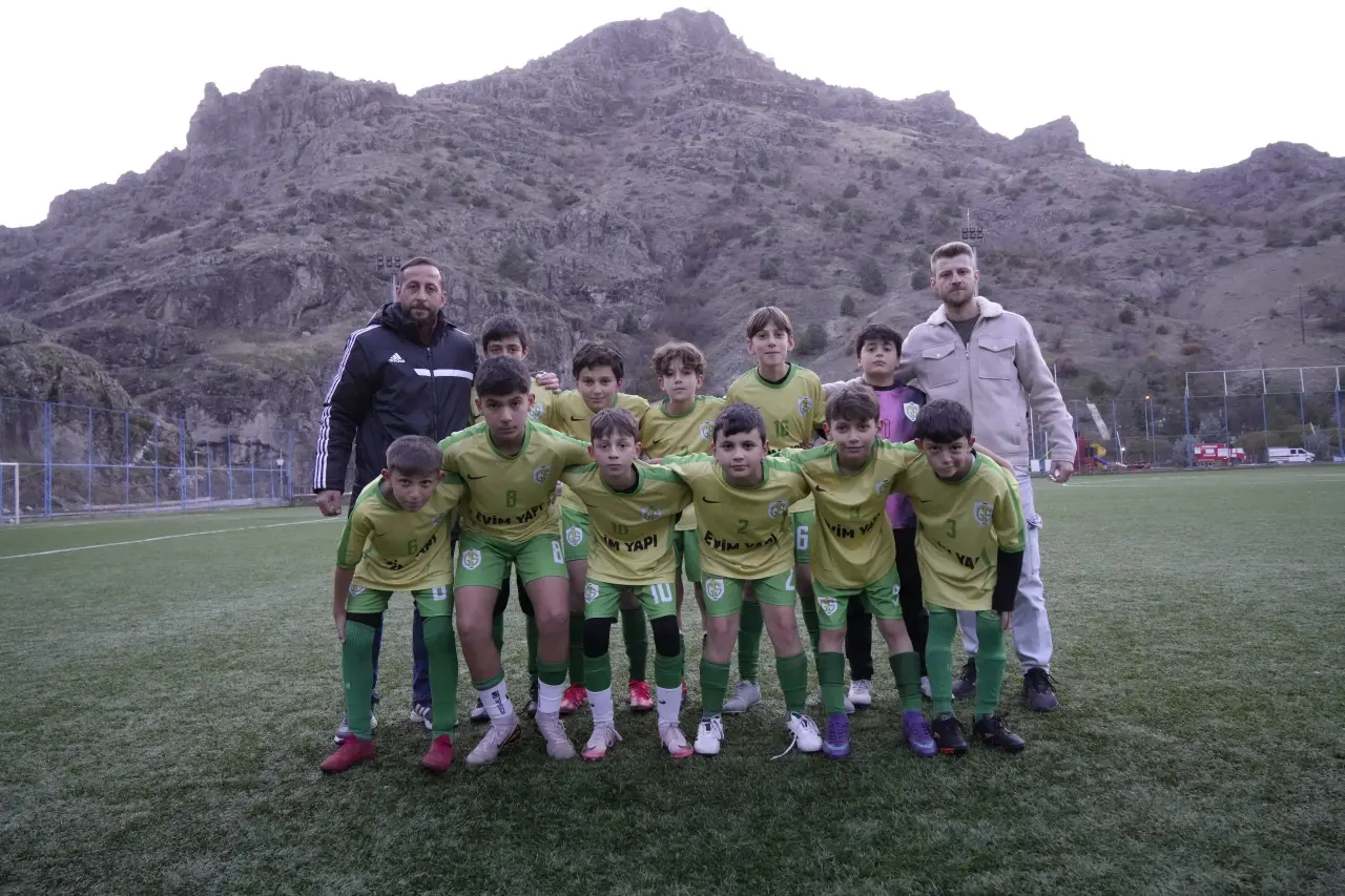 Gümüşhane’de Yeşil Sahalarda Nadir Görülen Fedakarlık: Başkan, Hoca ve Kaleci Aynı İsim 8