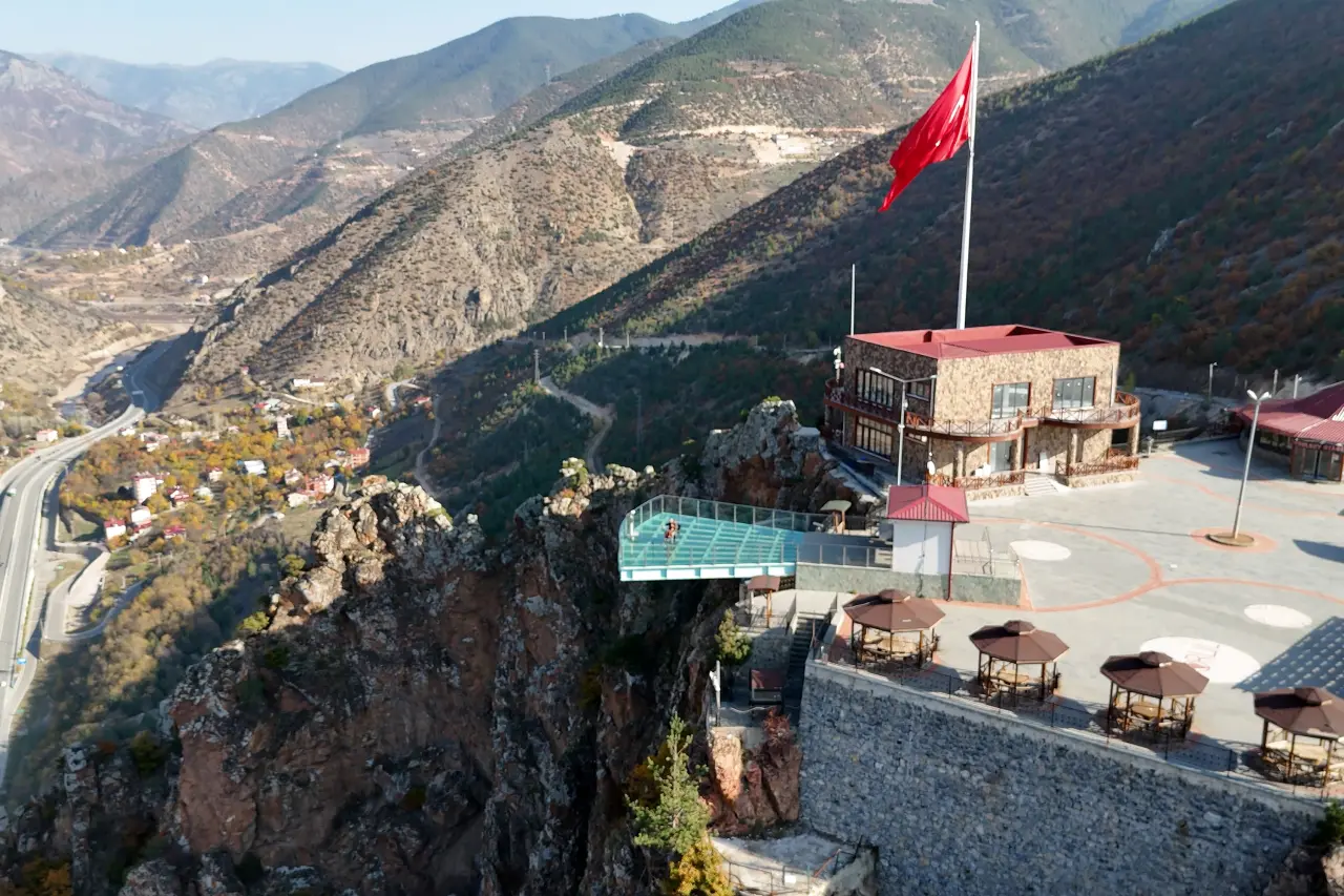 Gümüşhaneli müzisyenden tarihi mekanlarda viyolonsel ile eşsiz performans 2