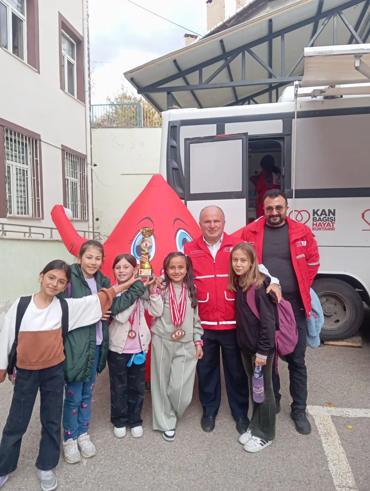 Büyükler kan verdi küçükler madalya aldı 1