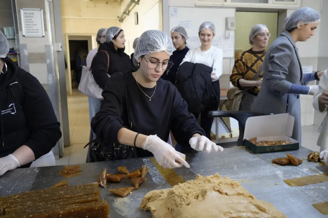 İtalyan Öğrenciler Gümüşhane’de Tezgahın Başına Geçti: Pestil ve Köme Yapımında İtalyan İmzası 8