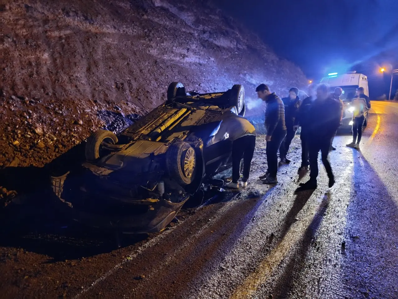 Gümüşhane'de yoldaki kaya parçaları kazaya neden oldu: 2 yaralı 3