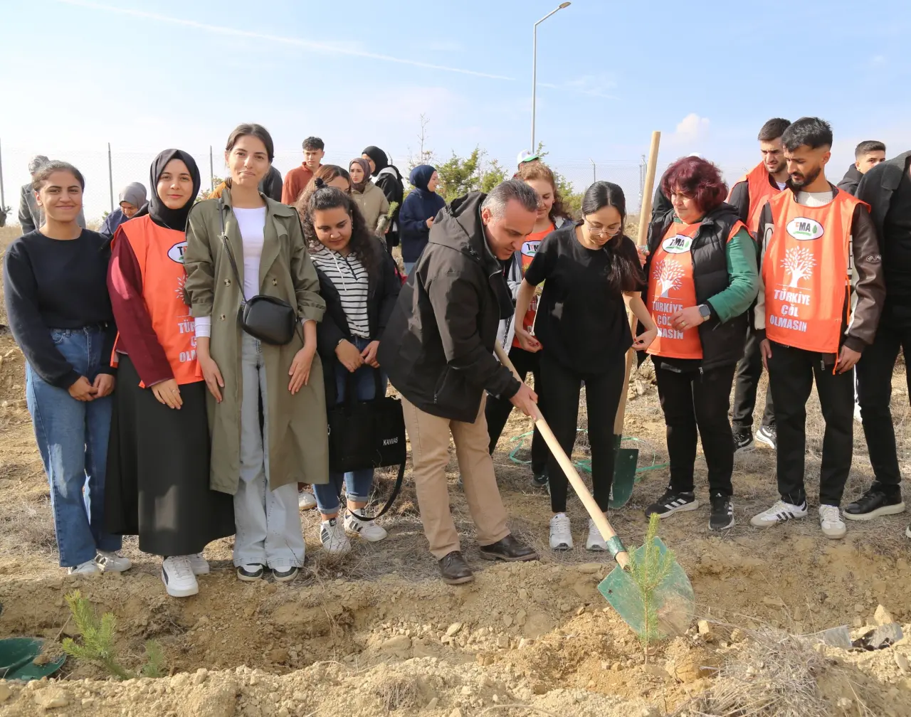 Üniversite'de yeşil seferberlik, binlerce fidanı toprakla buluşturuldu 4